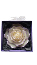 CANDELA IN SCATOLA  A FORMA DI ROSA BIANCA CON BRILLANTINI LILLA CM 22