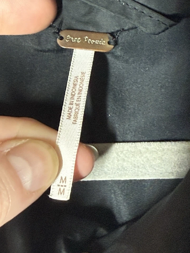 Chaqueta aislante acolchada negra de gran tamaño Free People Weekender Puffer MED para mujer Foto 4 de 4