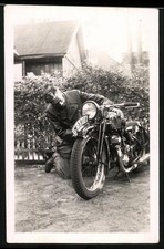 Fotografie Mann repariert seien Z&uuml;ndapp, Kennzeichen: IM-59118