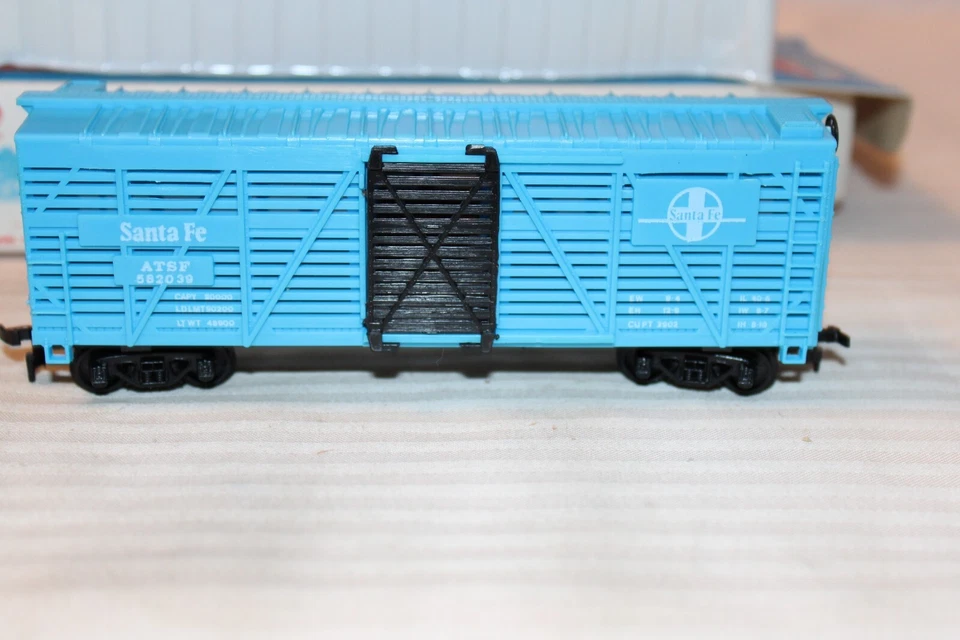 HO Scale Model Power, 40' Stock Car, Santa Fe, Blue, #582039 - 8011 - Image 3 of 3