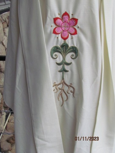 PRIEST CLERGY VESTMENT CHASUBLE & STOLE WHITE W/RED, GREEN, PINK HARBRO PRODUCT - Picture 2 of 4
