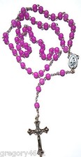 CHAPELET  COULEUR TRANSLUCDE VIOLET SUR CHAINE ARGENTEE