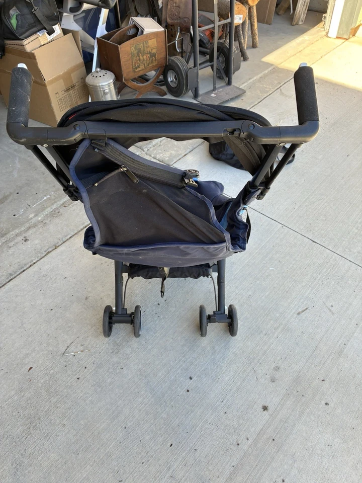 Cochecito de viaje ligero ultracompacto todo terreno azul noche gb Pockit+. Usado Foto 3 de 3