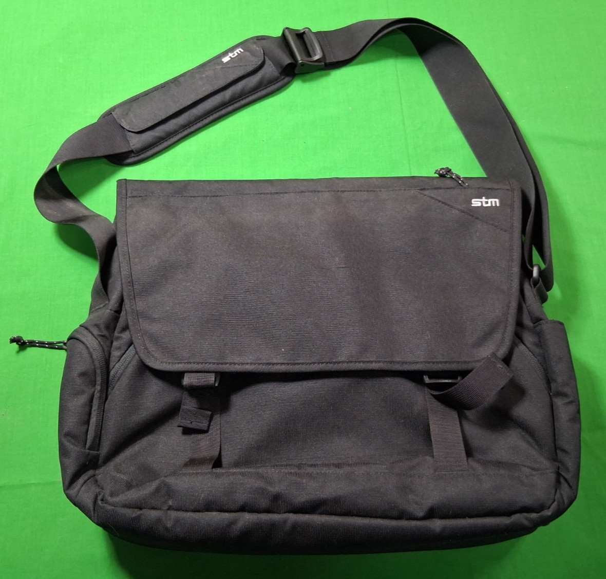 Good Used stm Radial 15" Laptop Messenger Bag Slingtech Prot