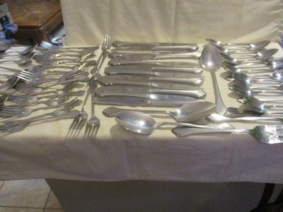 W.M A Rogers Deluxe Stainless Oneida Set 64 Pieces