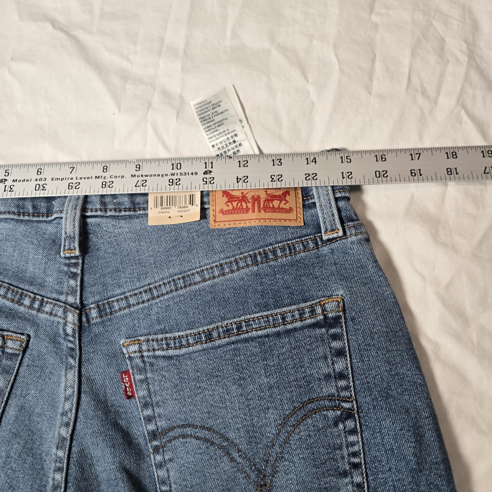 NEW Levi's High Waisted Mom Jeans  Pants  Womens Size Tag 30x28 Measures 30x28 