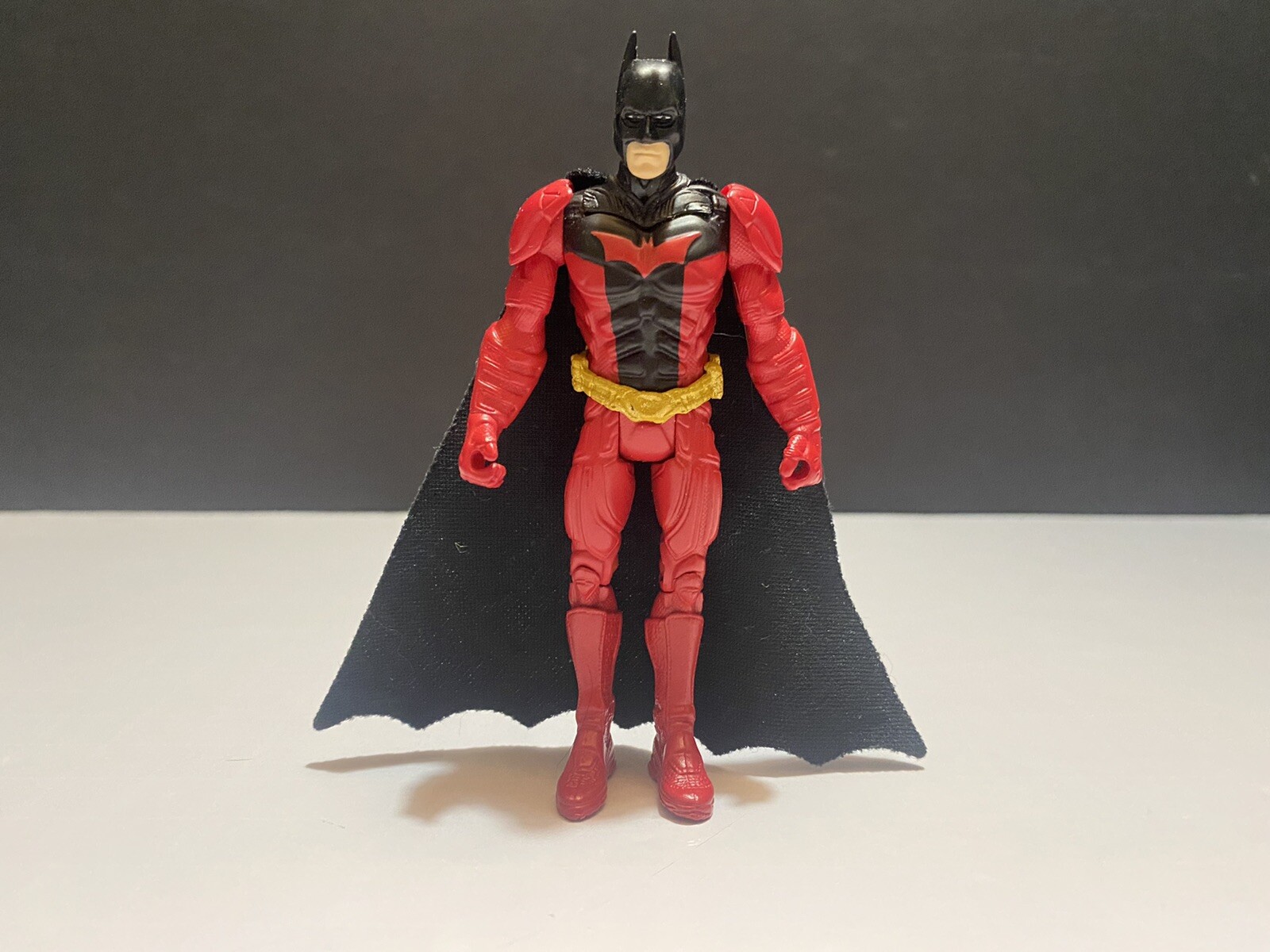 Mattel DC Universe Dark Knight Rises Red Batman BATARANG BASH 4" Action Figure