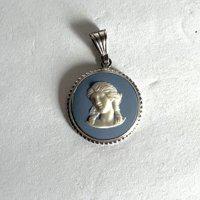 Wedgwood cameo pendant "Wedgwood Made In England 78" … Gem