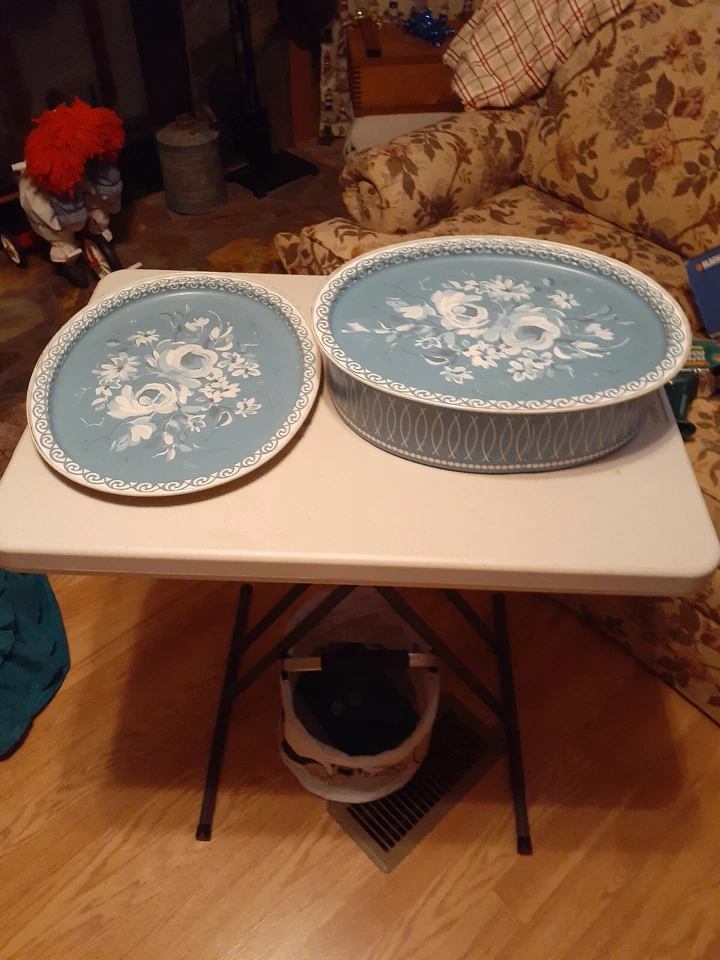 Caja de hojalata vintage azul con flores blancas grande Foto 2 de 3