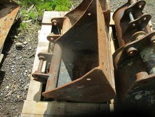 BUCKET - 18" BUCKET, 30MM PINS 110MM GUSSET 145MM PIN TO PIN WITH PINS