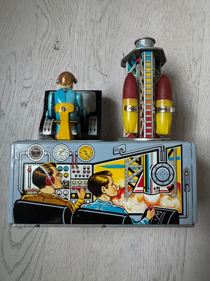 Vintage 1960s TN Japan JUPITER Two-Stage Rocket Launching Pad   Mint Tin   Boxed