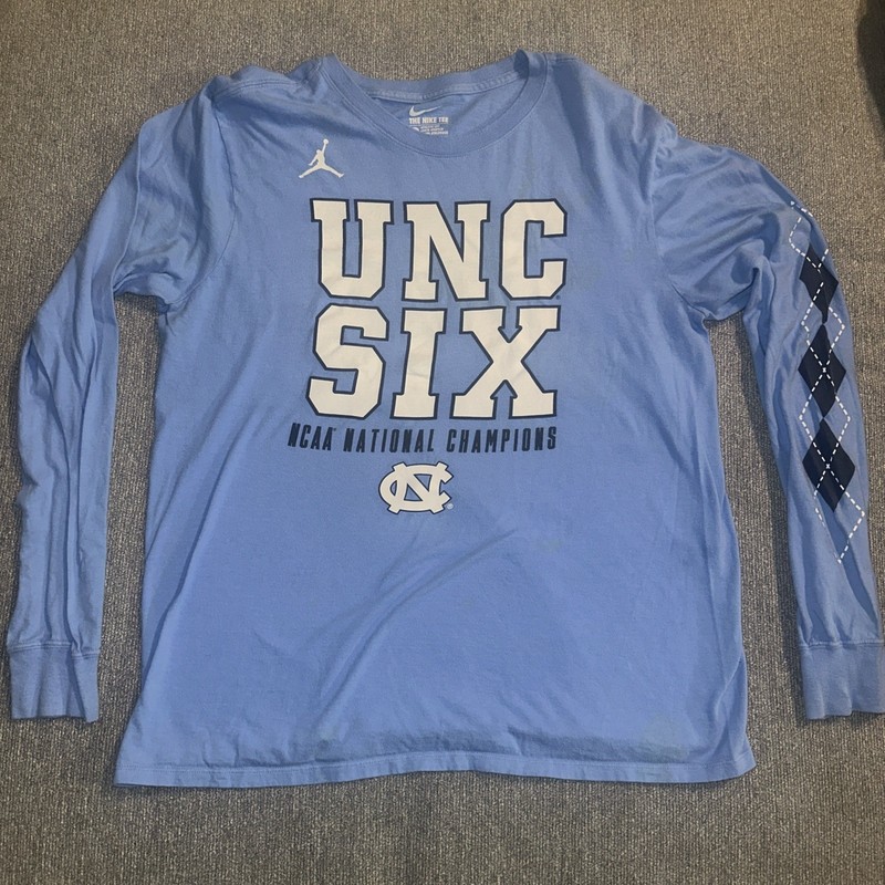 Nike Men’s Size Large North Carolina Basketball UNC Six Champions Long Sleeve 