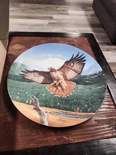 THE RED TAILED HAWK COLLECTORS PLATE BY DANIEL SMITH | KNOWLES LIMITED EDITION - Picture 2 of 3