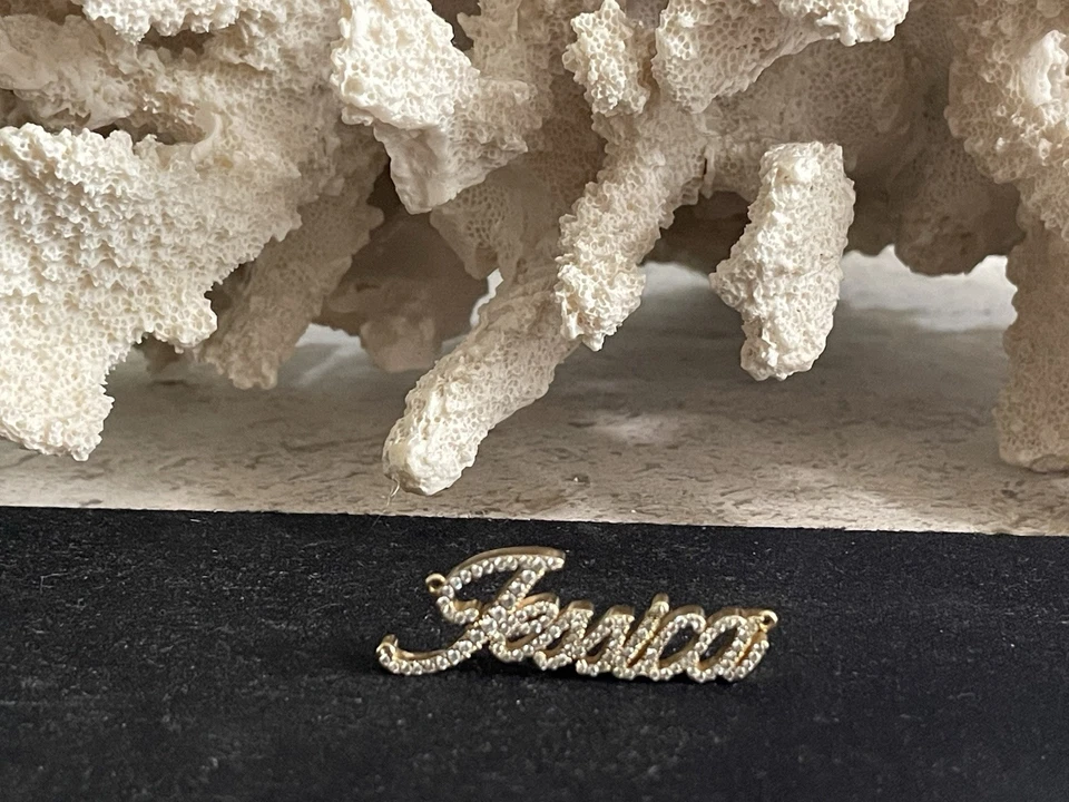 Colgante con nombre Jessica de diamantes redondos de oro amarillo de 10kt para mujer Foto 3 de 3