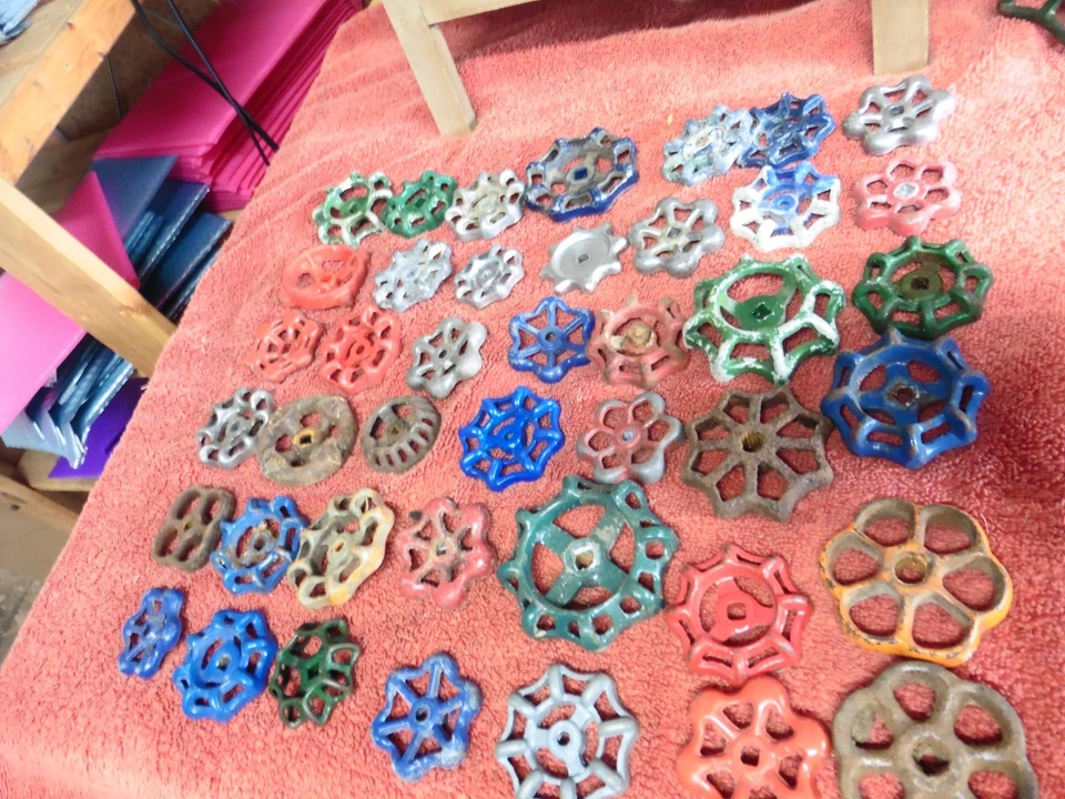 Lote aleatorio de 10 grifos Steampunk de colección mango de metal redondo rojo válvula de hierro fundido Foto 2 de 4