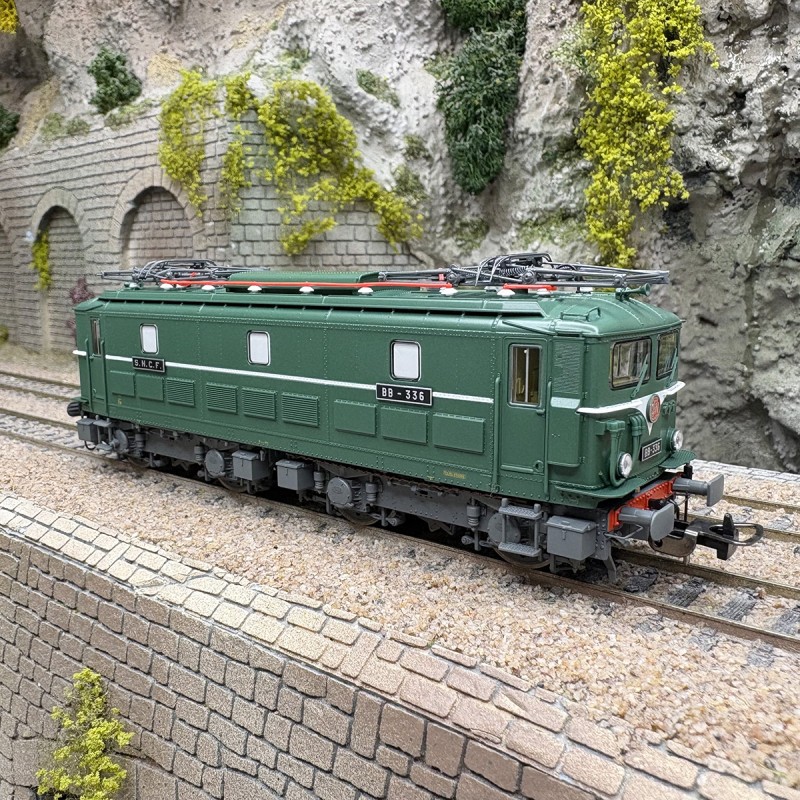 Locomotive BB 336 SNCF PIKO 97426, revivez la nostalgie du dépôt de Tours Époque IV en HO