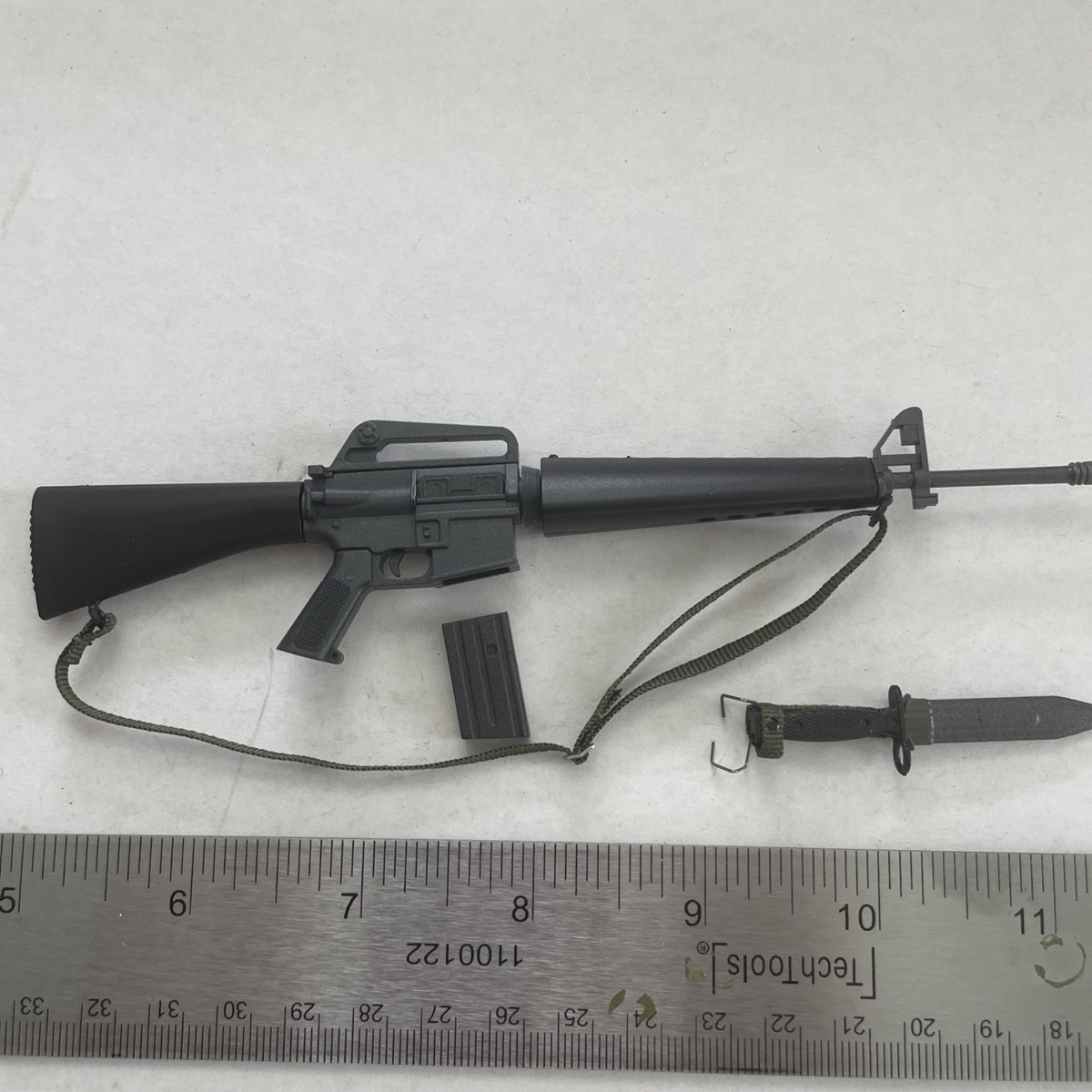 1:6 QOM-1045 Vietnam War M16 Bird Cage muzzle Black body Ammo Clip