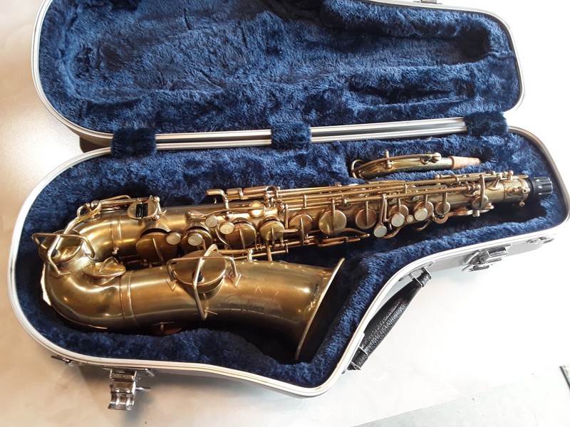 Vintage 1925 Buescher Truetone alto saxophone with case