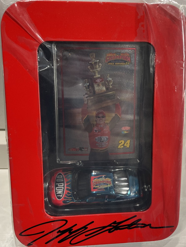 #24(JEFF GORDON) DUPONT/2002/TIN DISPLAY(2001) CHAMPIONSHIP-MATCH BOX CAR IN TIN