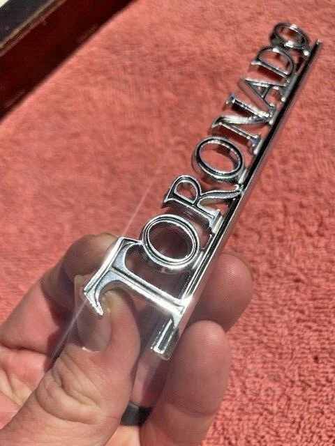 Oldsmobile "Toronado" 1972 nuevo en stock tapa trasera emblema escritura placa de identificación #9605820 Foto 3 de 4