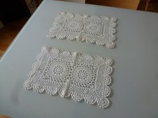 LOT DE 2 NAPERONS ANCIENS EN COTON BRODES AU CROCHET