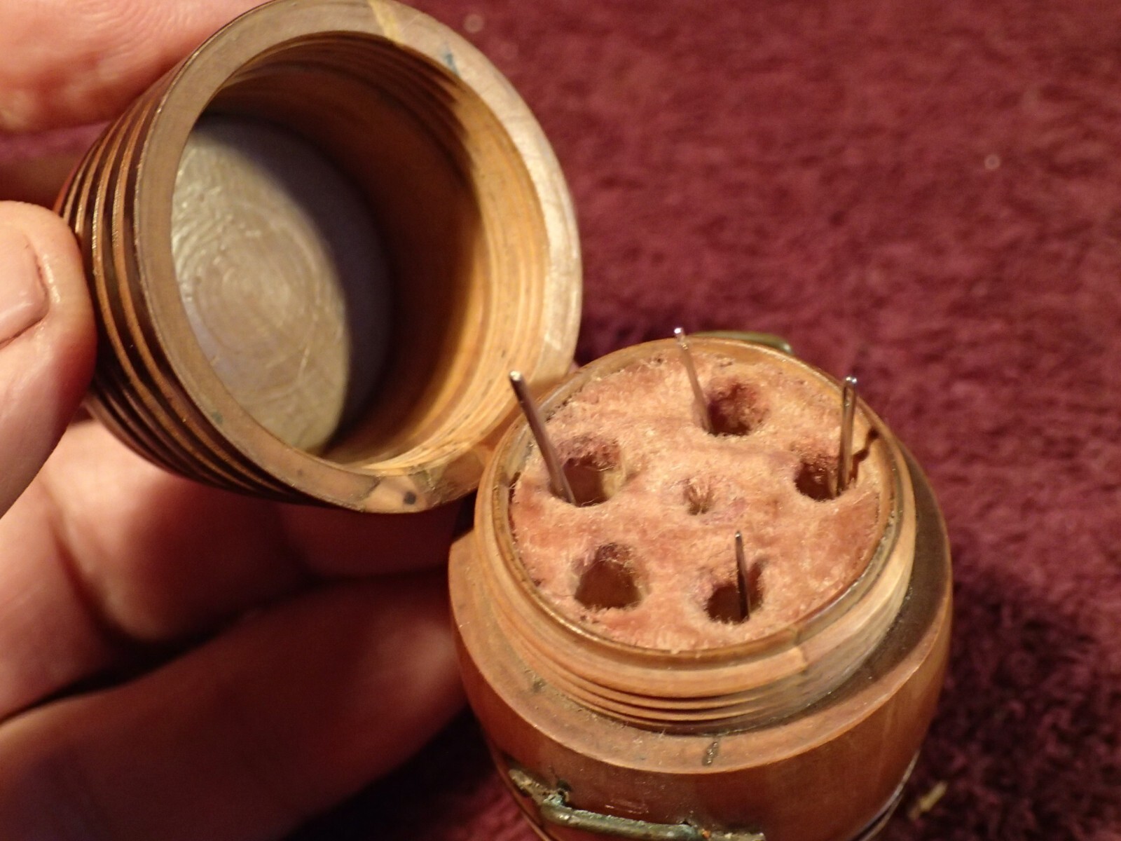 ANTIQUE VINTAGE early 1900 WOOD BARREL SHAPE NEEDLES CASE BOX SCANDINAVIA EUROPE