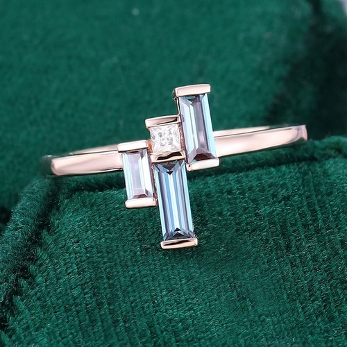 Anillo de compromiso con halo oculto de alejandrita con forma de baguette banda de plata de ley 925 - Imagen 5 de 6