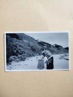   Alte Fotografie Foto 1950er Jahre Mutter Strand Kind
