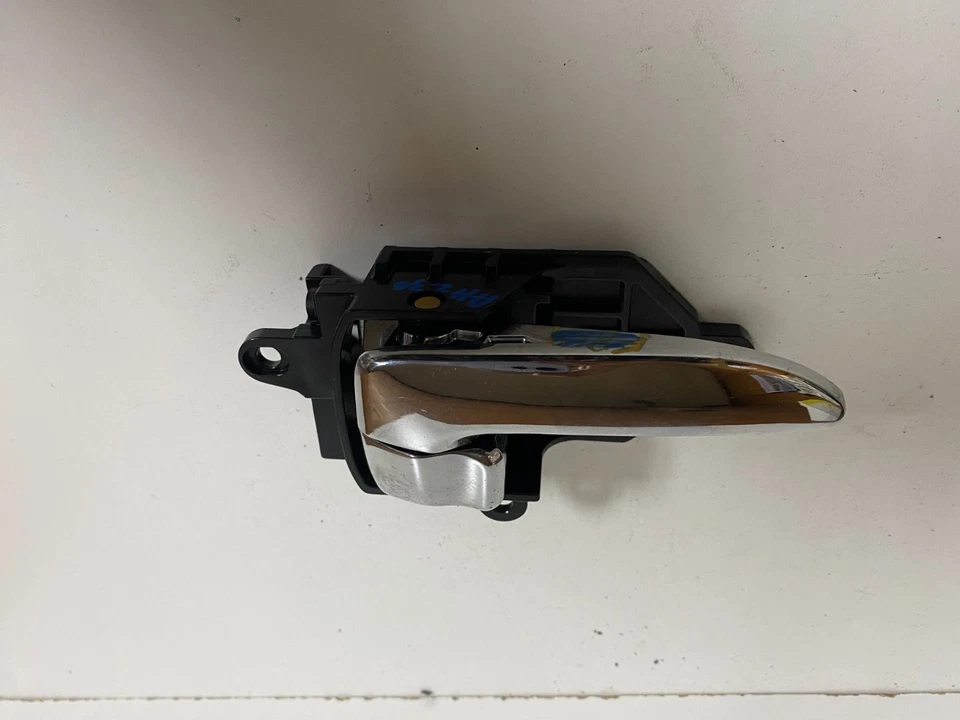 02-06 INFINITI Q45 PORTA INTERIOR FRONTAL DIREITA MAÇANETA CROMADA FABRICANTE DE EQUIPAMENTO ORIGINAL, 80670AR000 - Imagem 2 de 4