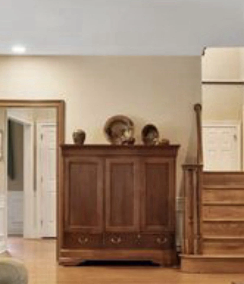 Armario de entretenimiento en madera de cerezo. Mueble Hooker estilo Regis Court. Foto 4 de 4