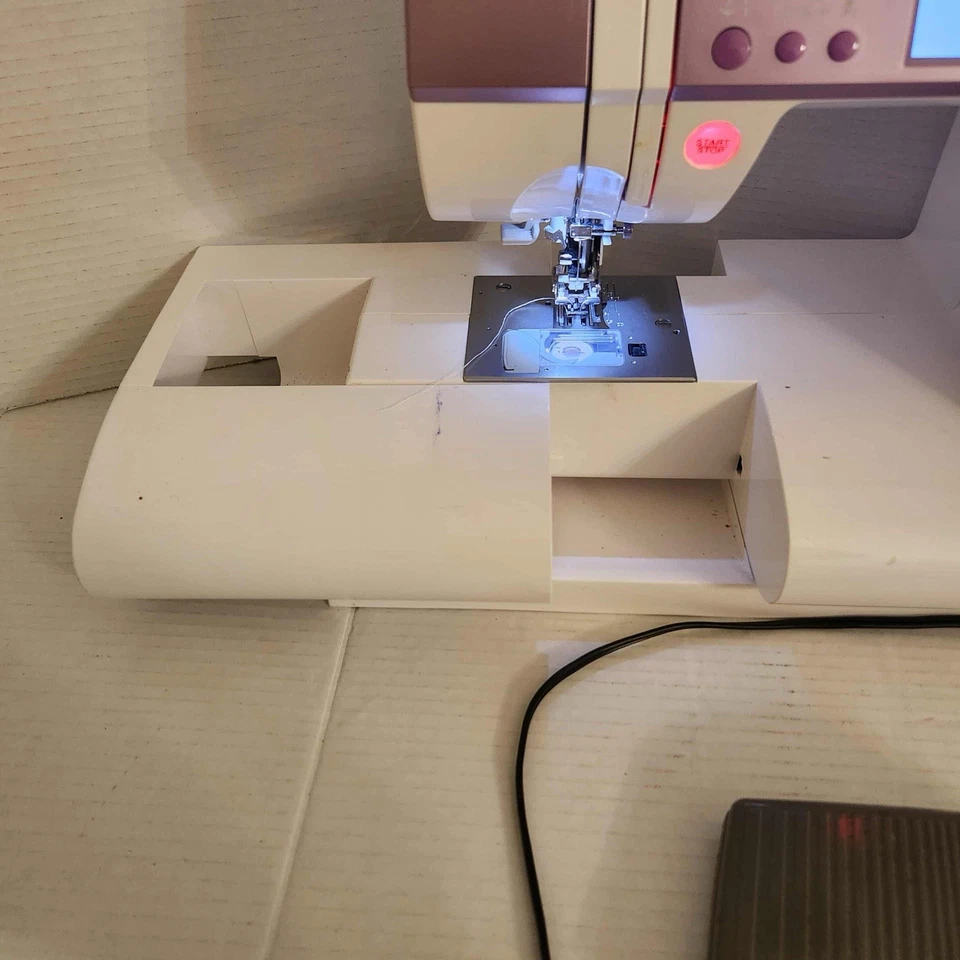 SINGER QUANTUM STYLIST TOUCH 9985 W/Power Cord & Foot Pedal - Image 4 of 4