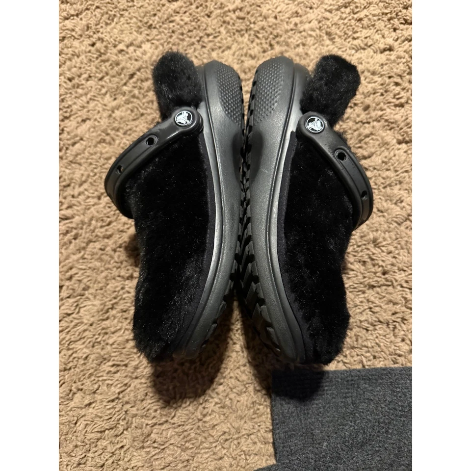 Tamancos Crocs clássicos forrados peludos preto tamanho W9 M escorregadores aconchegantes de inverno - Imagem 2 de 4