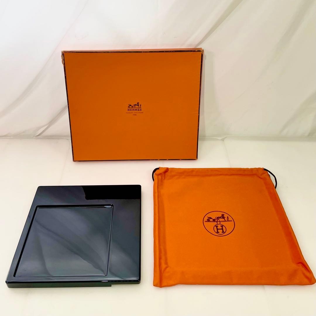 Hermès Black Leather Tray 250mm Diameter Used with Damaged Box