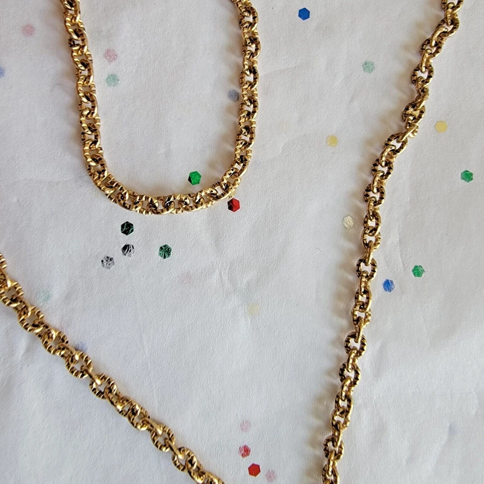 COLLAR CON DIJE SILUETA DE ÁNGEL NEGRO Y CHUCHERÍA DE CRISTAL TONO DORADO ARTE MÁXIMO Foto 3 de 4