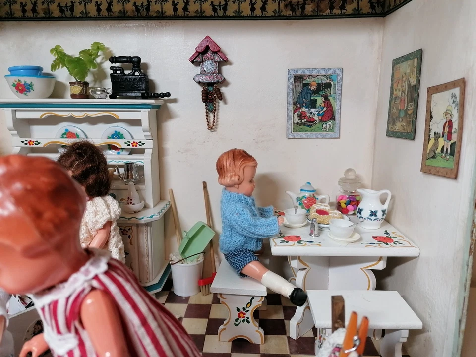 Roombox estilo años 50 vintage con muebles y muñecas Foto 4 de 4