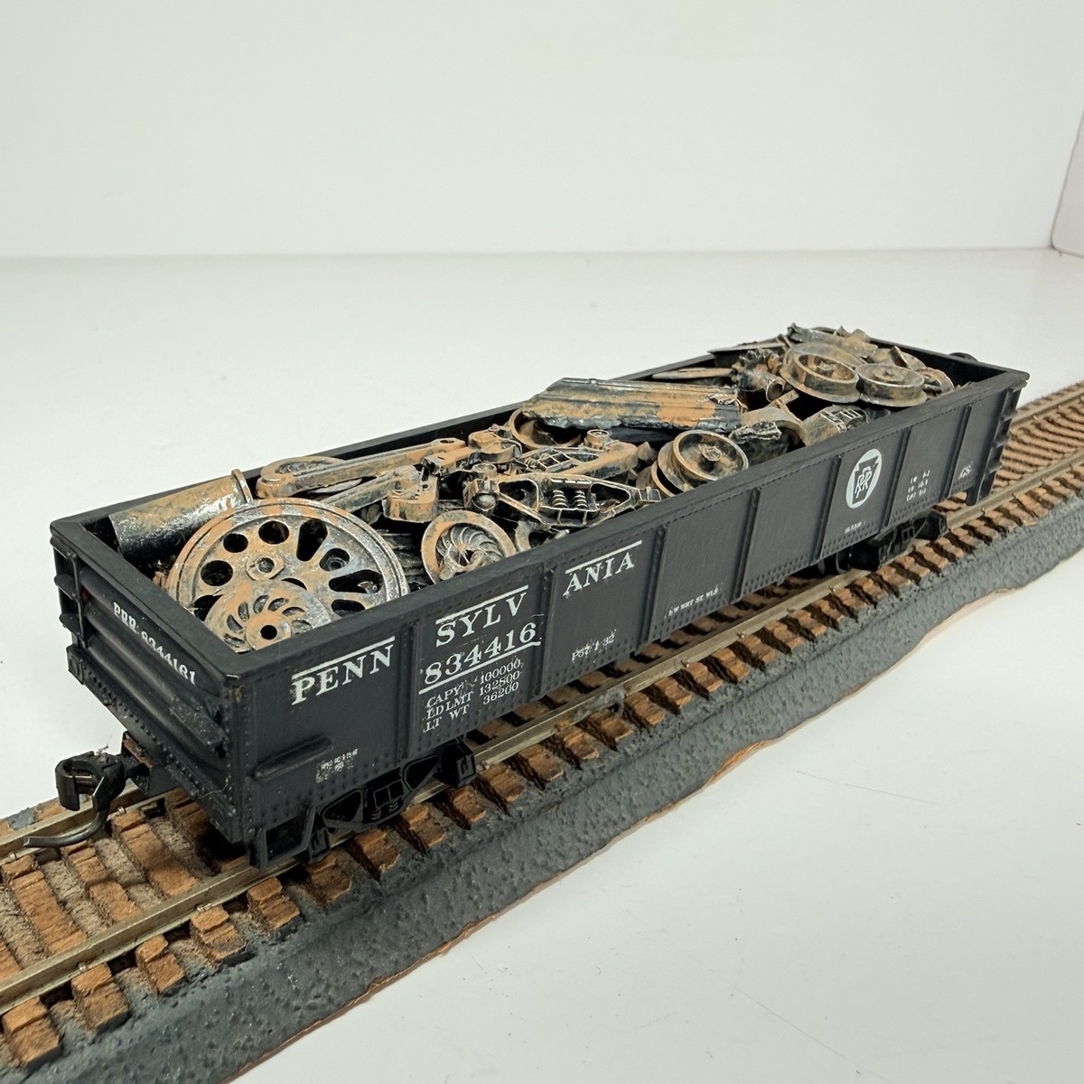 Wagon Pennsylvania Die-Cast Gondola w/Scrap Load 3 Rails ech