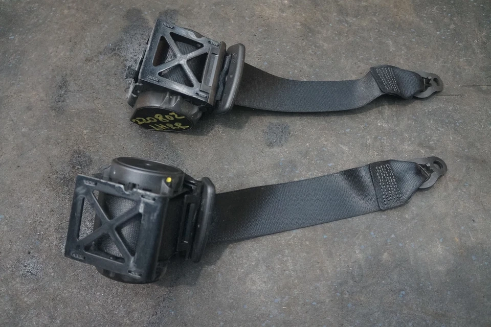 Juego 2 retractores de cinturón de seguridad exterior trasero derecho derecho negro 72117259391 BMW M235i F22 2014 Foto 2 de 3