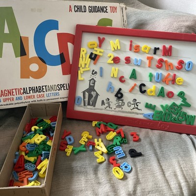 Vintage Kinderführung Spielzeug MAGNETISCHES ALPHABET & RECHTSCHREIBTAFEL mit Box & Extras