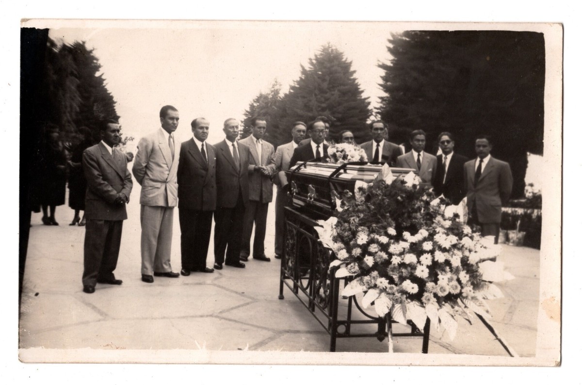 RPPC POSTCARD CIRCA 1950s FUNERAL CLOSED CASKET GROUP OF MEN