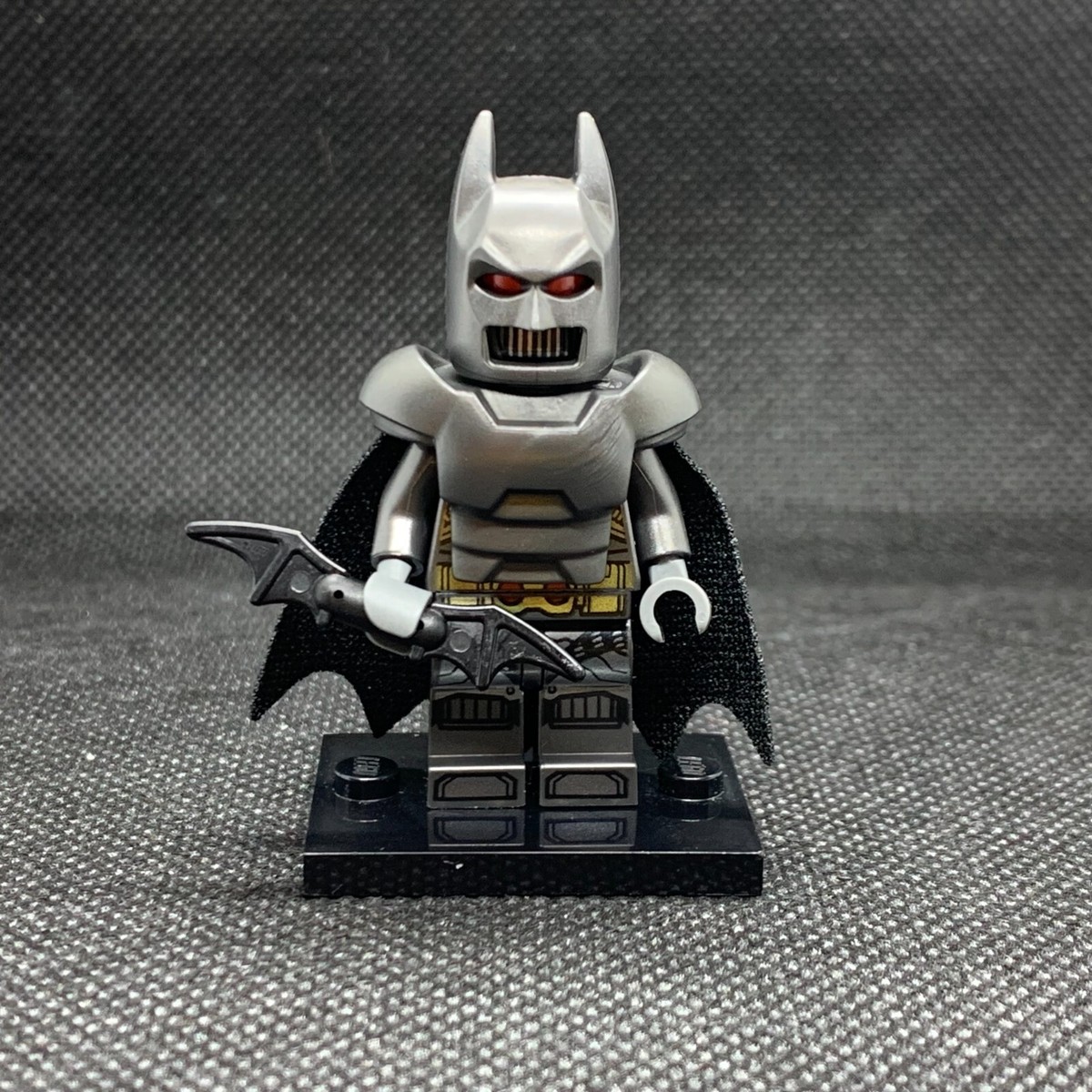 LEGO Super Heroes DC Universe Black Batman Minifigure with Batarang  (Traditional Head)