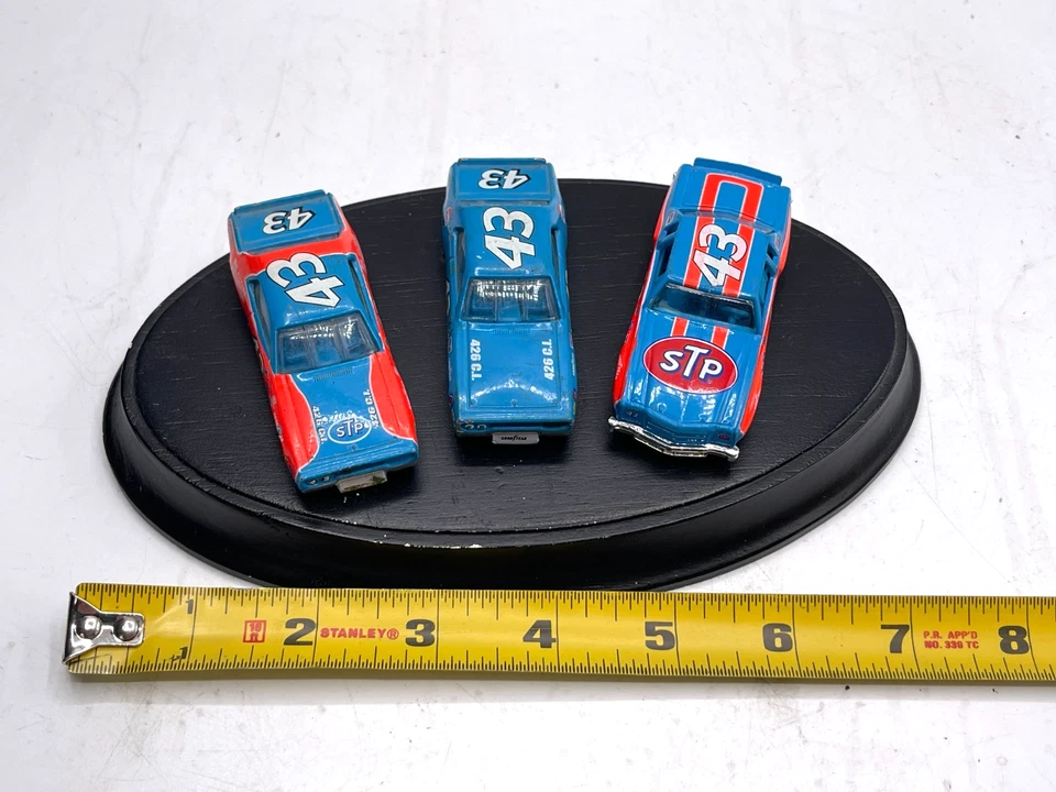 Б/У лот из 3 литых машинок Richard Petty No43 масштаб 1:64 STP, установленных на дереве - Изображение 4 из 4