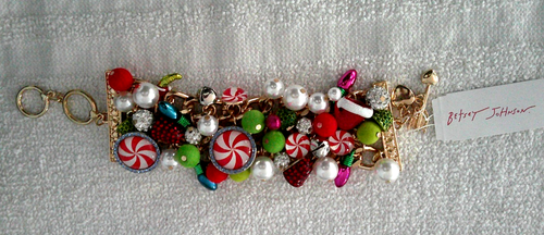 BETSEY JOHNSON Festive Christmas Faux Pearl Felt Ornament Bracelet Figure Charms - Afbeelding 1 van 2