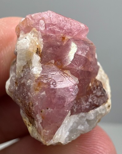 37 CT Spinal Crystals Specimen From Badakhshan Afghanistan - Picture 8 of 13