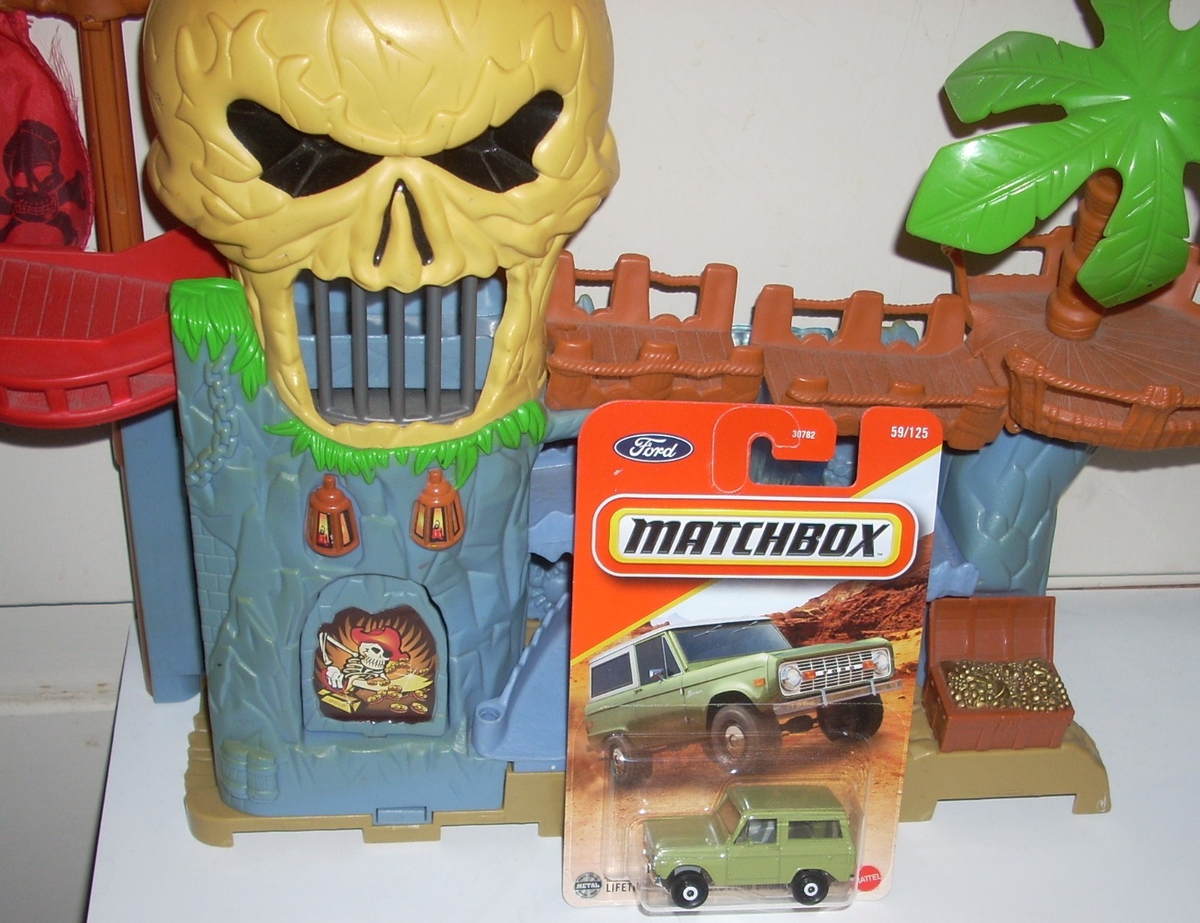 2004 MATCHBOX Car Pirate SKULL BURIED TREASURE ADVENTURE PLAYSET
