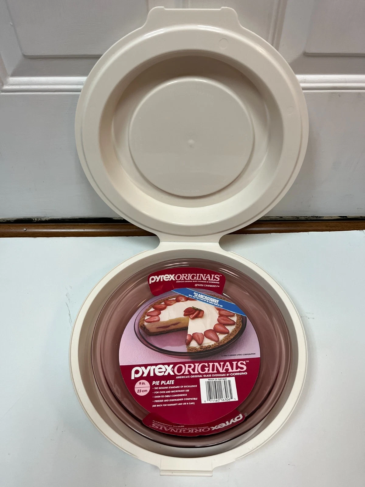 Cranberry Pyrex Pie Plate in Beige Pie Keeper