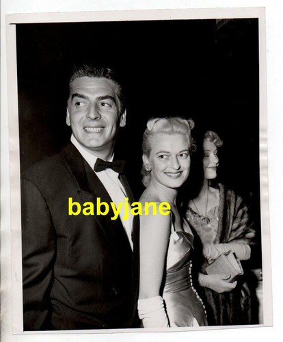 VICTOR MATURE & WIFE ORIGINAL 7X9 PHOTO BY NAT DILLINGER 1951 CANDID AT CIRCO'S - 第 1/2 張圖片