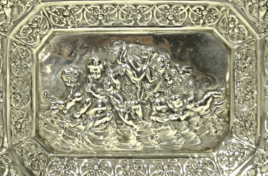 Antigua bandeja perforada y repujada de plata 800 con querubines y rosas Foto 2 de 4