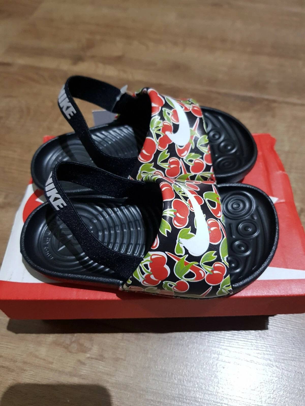 Sandali da bambina Nike neri ciliegia Kawa taglia: UK 7 5 EUR 25 nuovi con etichette