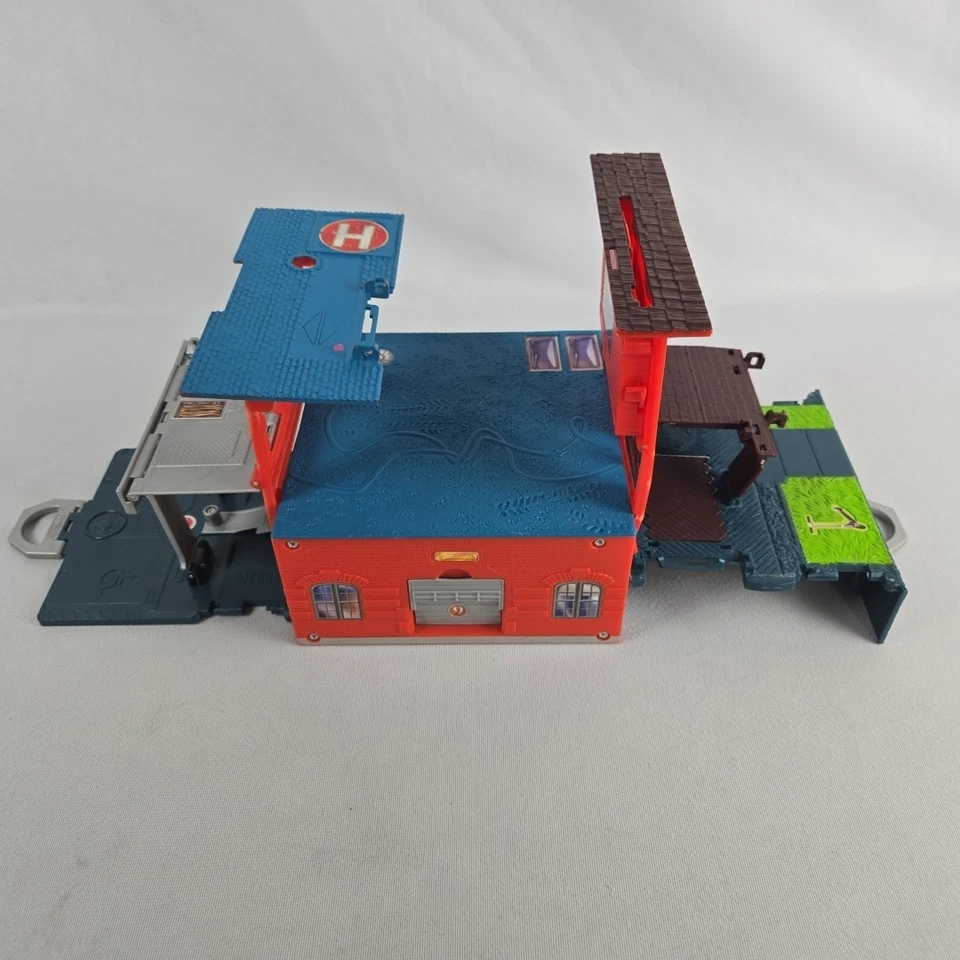 Mattel Matchbox Pop Up Fold-n-Go 2008 estación de bomberos garaje juego Foto 4 de 4