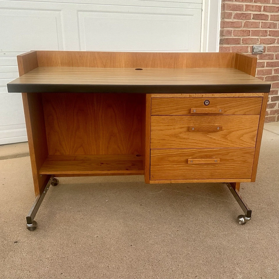 Escritorio rodante pequeño vintage moderno de mediados de siglo de roble - Designcraft años 70 Foto 3 de 4